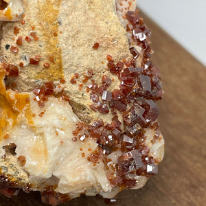 Vanadinite on Barite